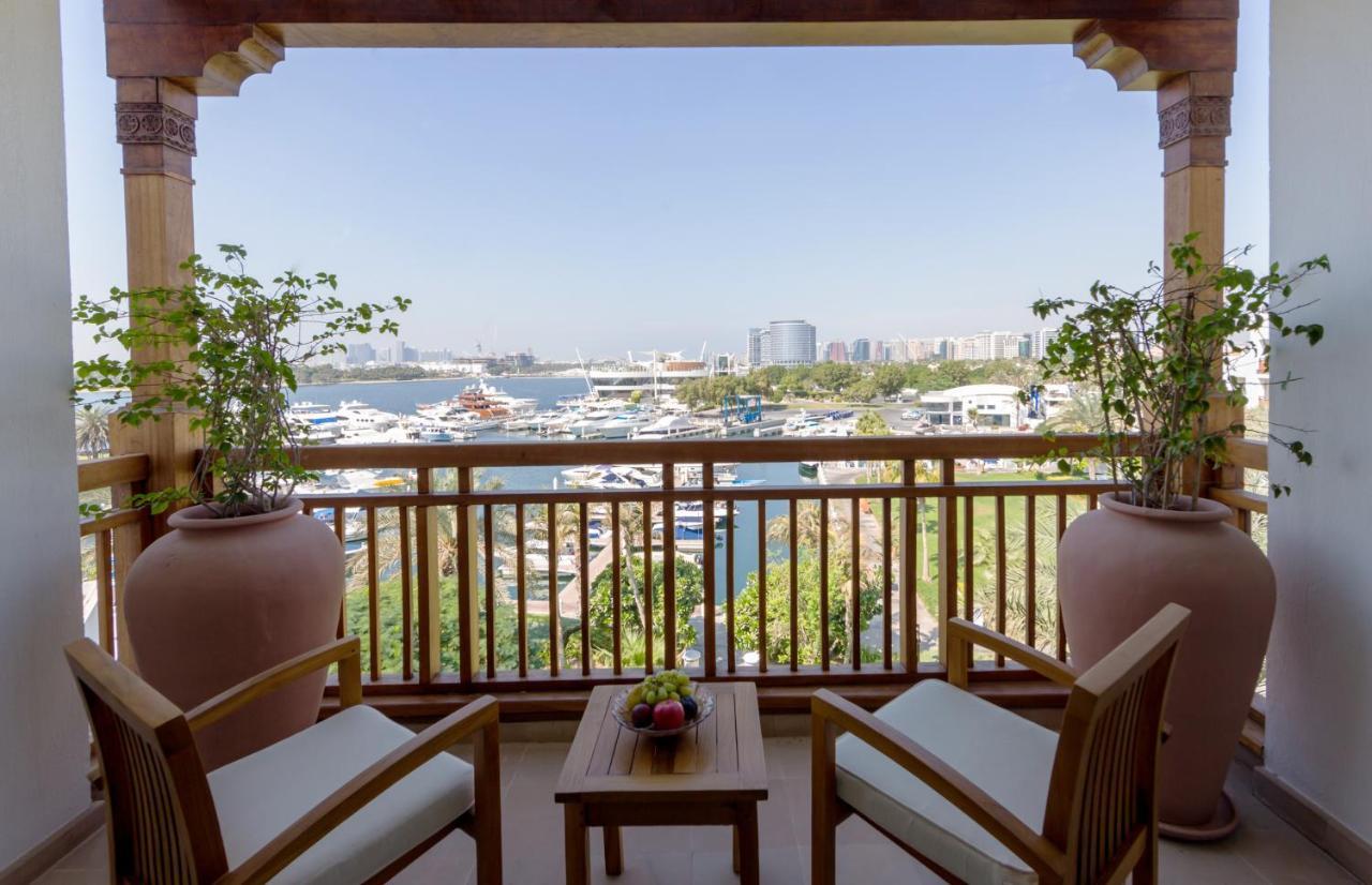 מלון Park Hyatt דובאי מראה חיצוני תמונה A balcony at Jumeirah Creekside