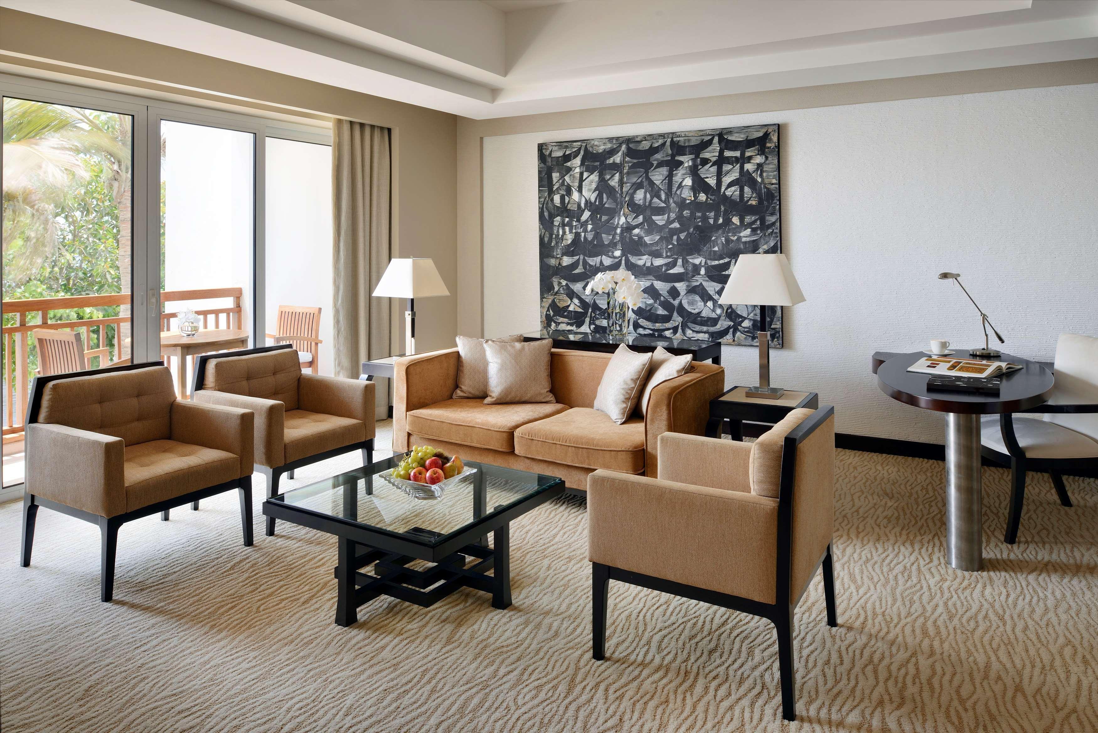 מלון Park Hyatt דובאי מראה חיצוני תמונה A living room in a suite at the Taj Bengal